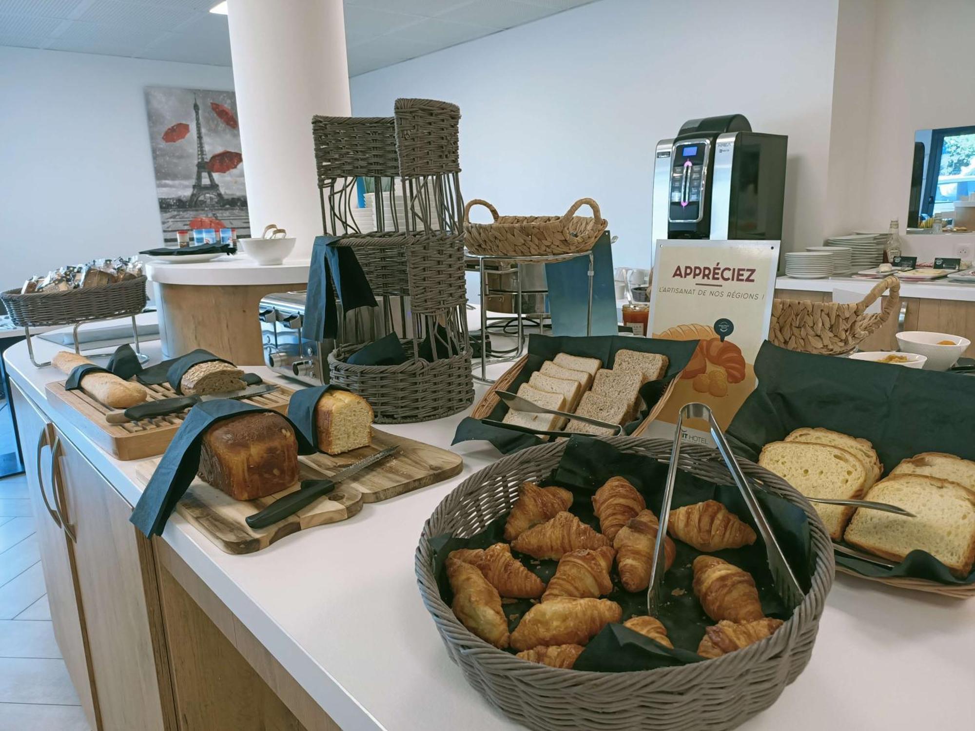 Brit Hotel Confort לוצ'ס מראה חיצוני תמונה